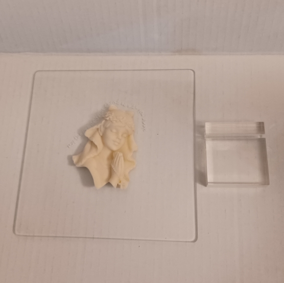 4/$80 Praying Girl On Glass Plate With Stand - First Communion Gift - Picture 7 of 7